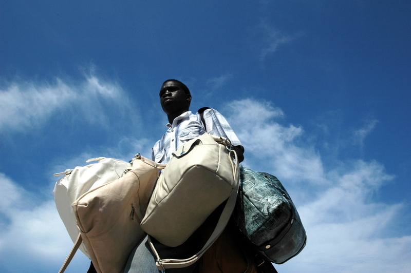 Borse tarocche? Non danneggiano le case di moda: giudice sardo assolve senegalese