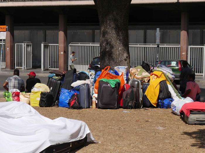 Breno, scritte e fieno contro i migranti richiedenti asilo: "No a neri e coop"