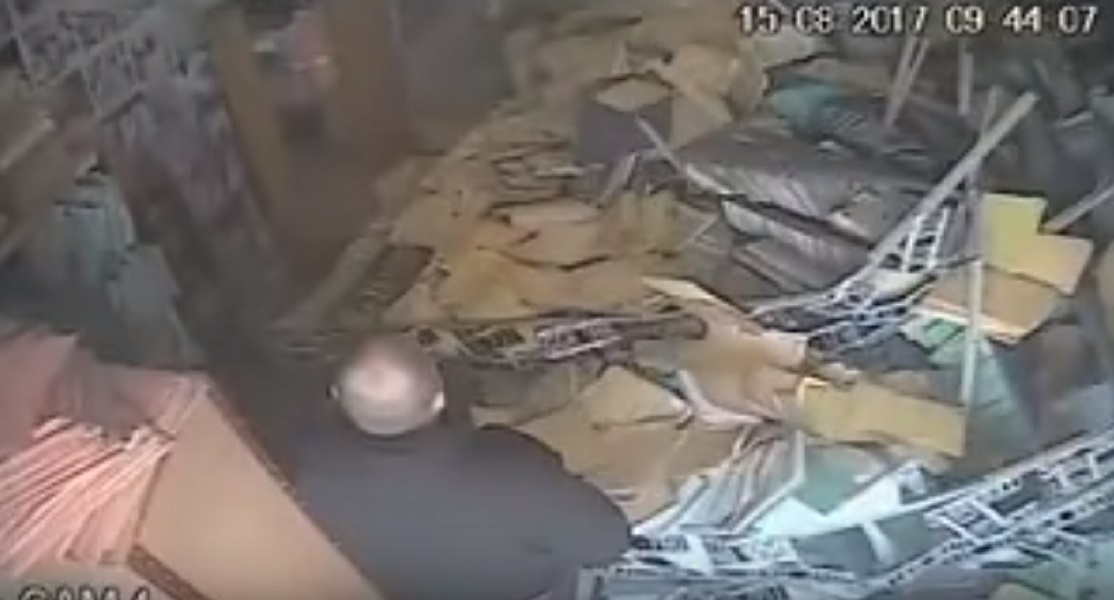 Dipendente pubblico afferra documenti in cima allo scaffale: finisce malissimo