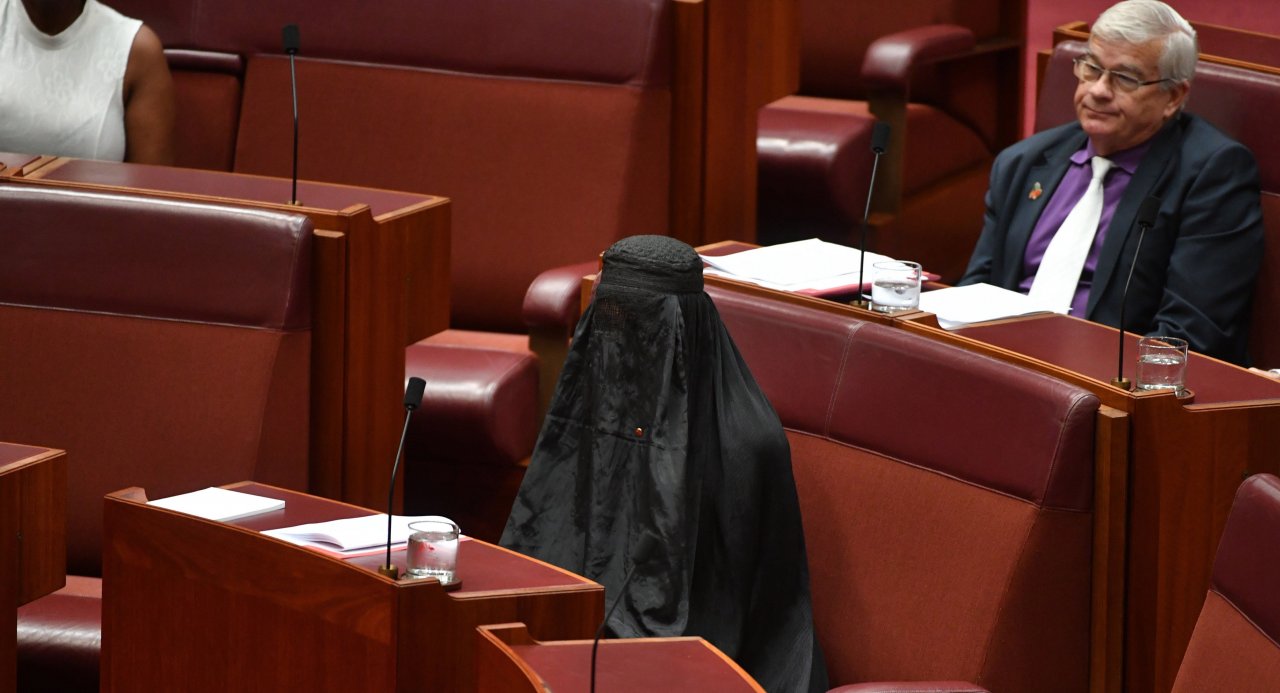 YOUTUBE Australia, senatrice in Aula con il burqa: "Va vietato"