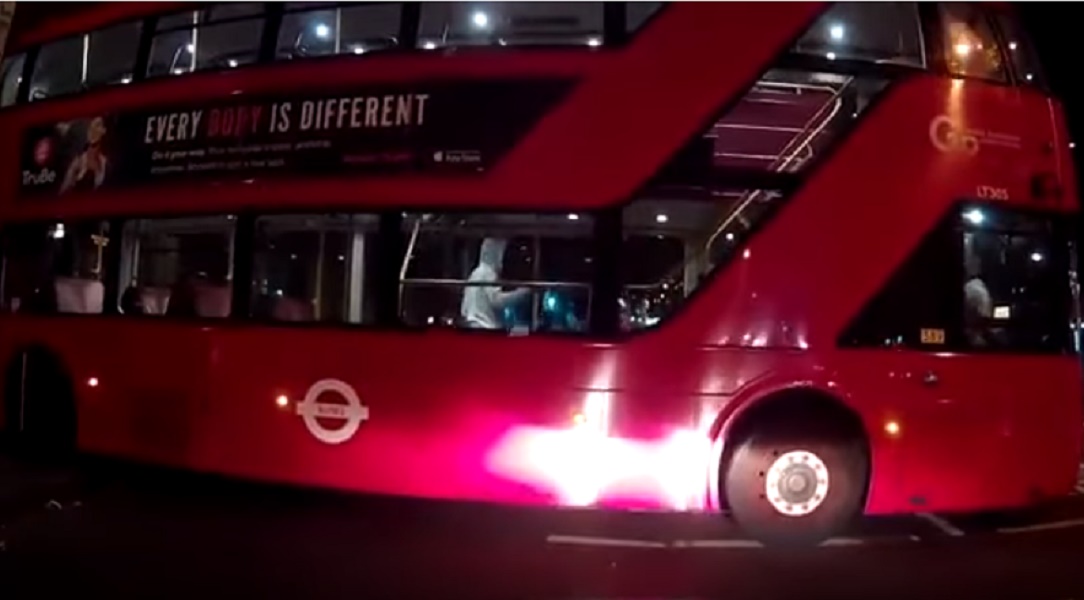 YOUTUBE Londra, bus a due piani in mezzo alla strada: l'autista si è addormentato
