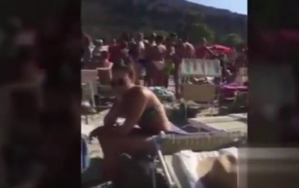 YOUTUBE Turisti campani contro venditore ambulante senegalese: bagnanti sardi fanno scudo e impediscono aggressione