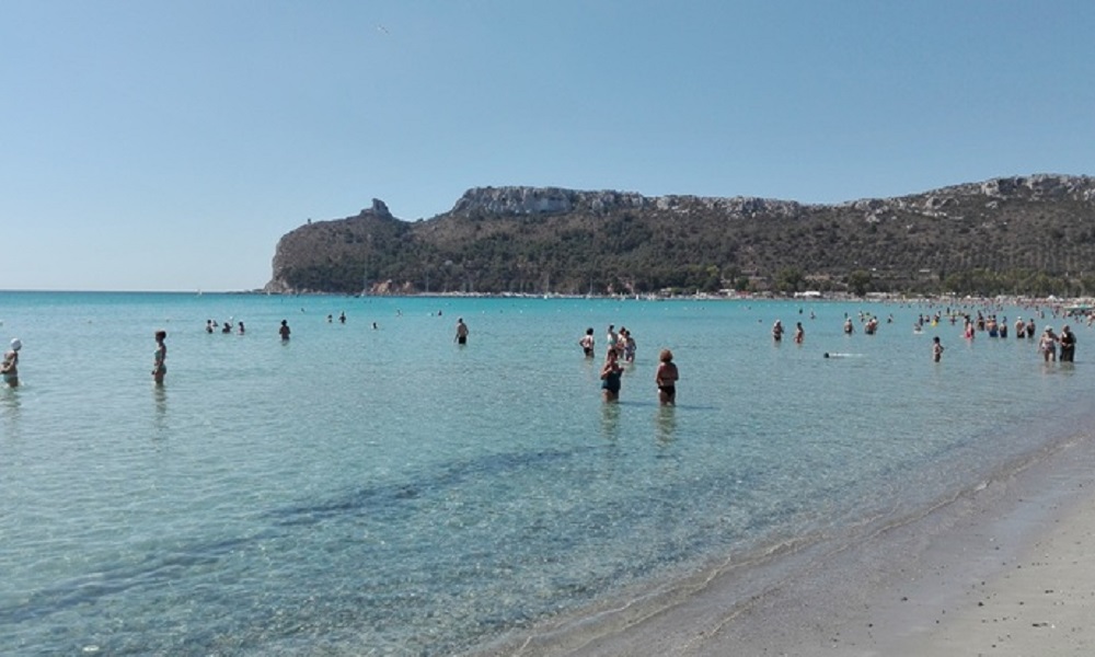 Cagliari, bagnanti sardi difendono un ambulante africano da alcuni turisti campani