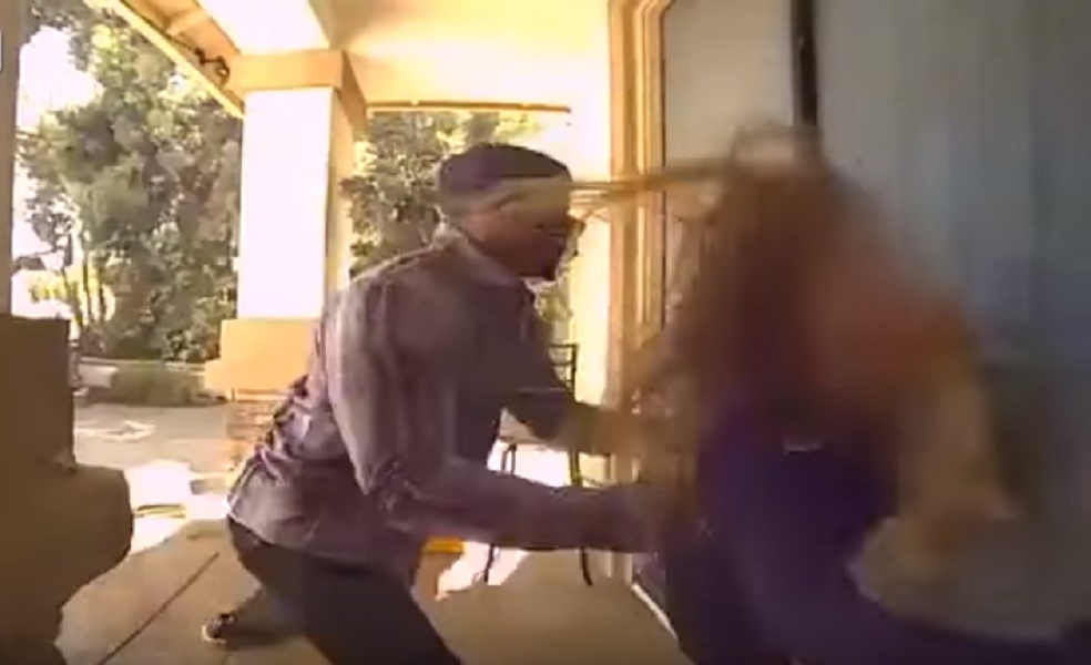 Ragazza spinta a forza in casa da uno sconosciuto