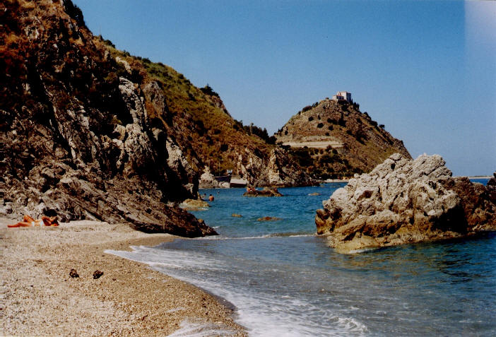 Capo d'Orlando (Messina), scivola sugli scogli, batte la testa e muore. Aveva 14 anni
