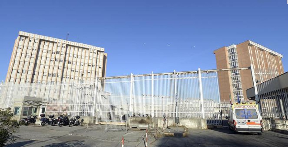 Torino, evade dal carcere delle Vallette durante permesso per incontrare figli