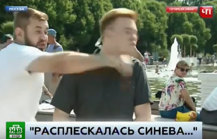 YOUTUBE Russia, reporter riceve pugno in faccia in diretta