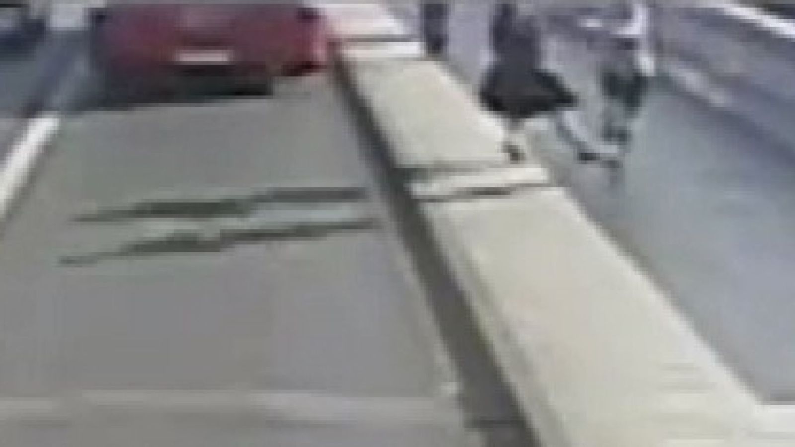 YOUTUBE Runner spinge donna sotto al bus e scappa