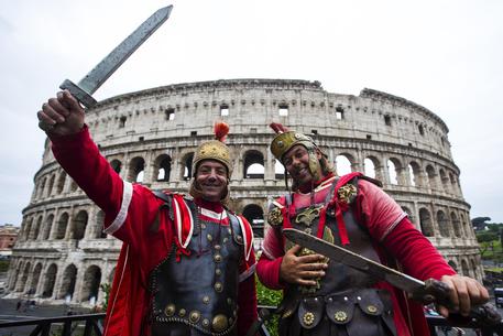 Roma, centurioni al Colosseo nonostante il divieto. Così evitano la municipale
