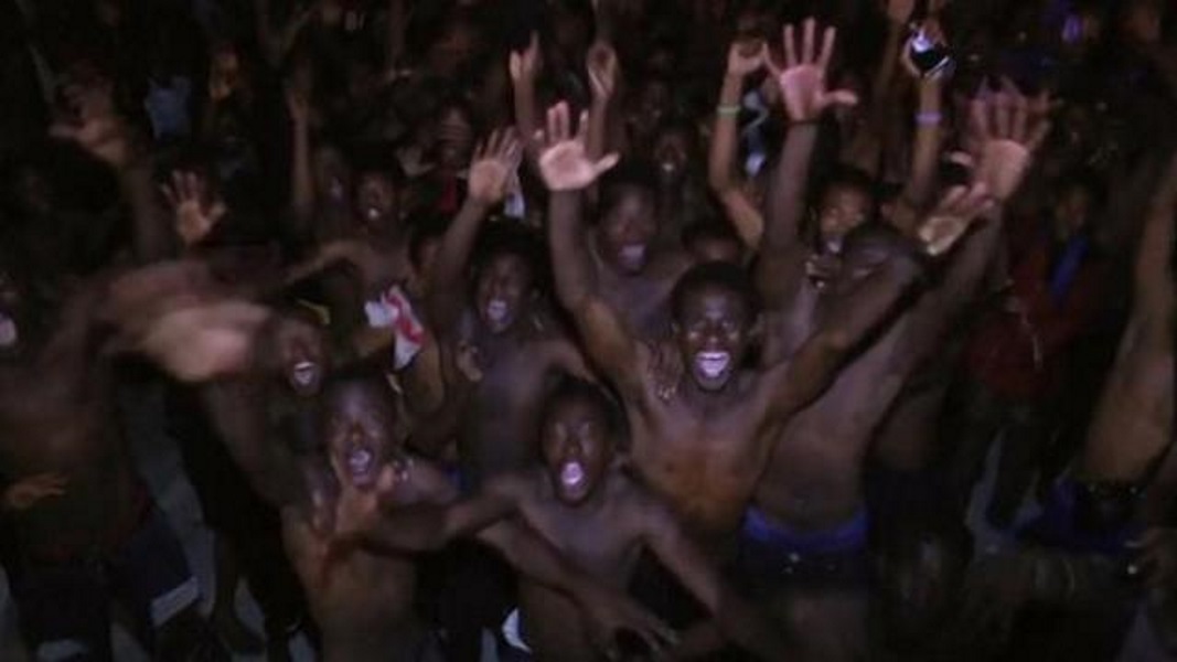 Migranti, in mille assaltano il confine a Ceuta: armati di sassi e bastoni entrano in Spagna