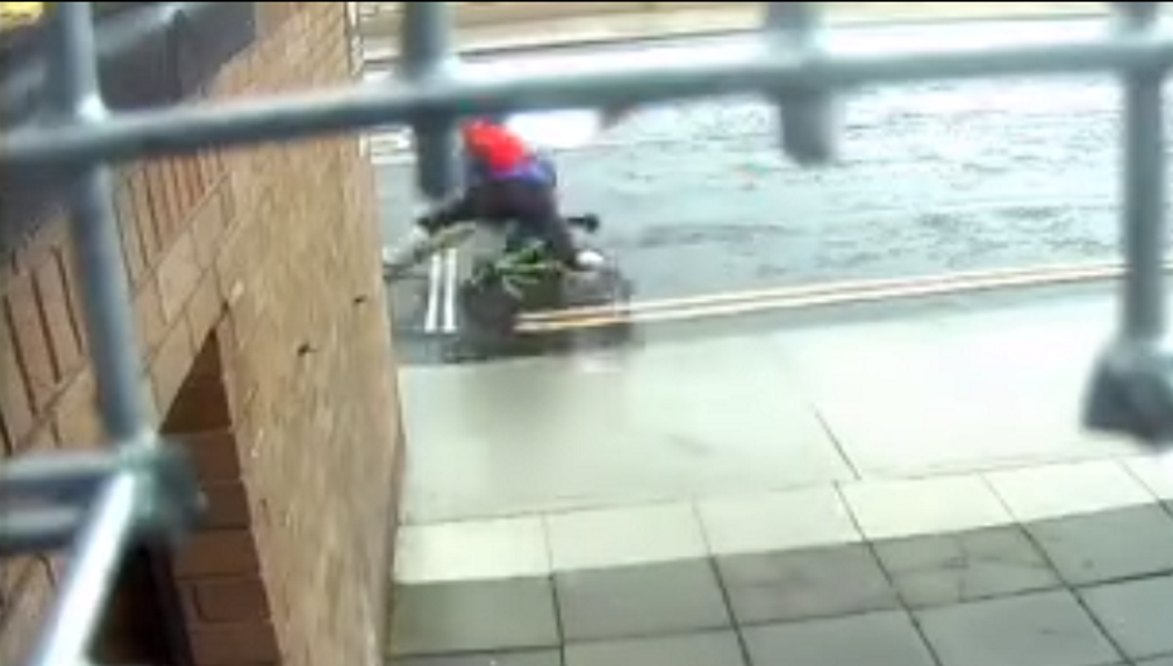 YOUTUBE Lascia la bici e tentano di rubarla: il ciclista lo placca e lo prende a pugni