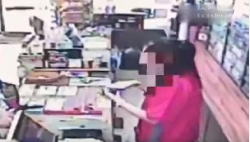 Cina, commessa distrae rapinatore e gli sfila l'arma dalla mano