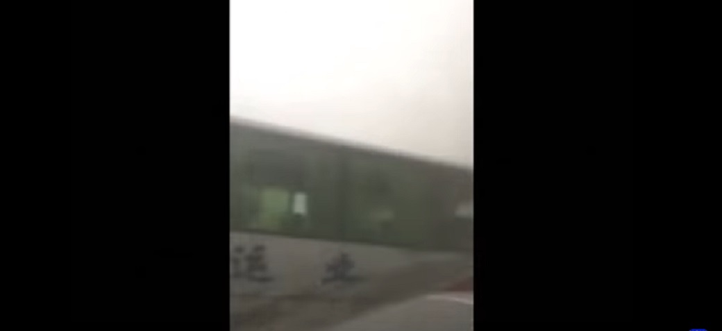 Crollano 20mila metri cubi di fango sulla strada: la fuga degli automobilisti