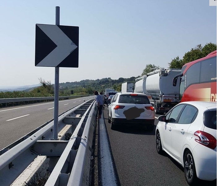 Pneumatico rimbalza e finisce contro auto su A14: muore una donna di 31 anni