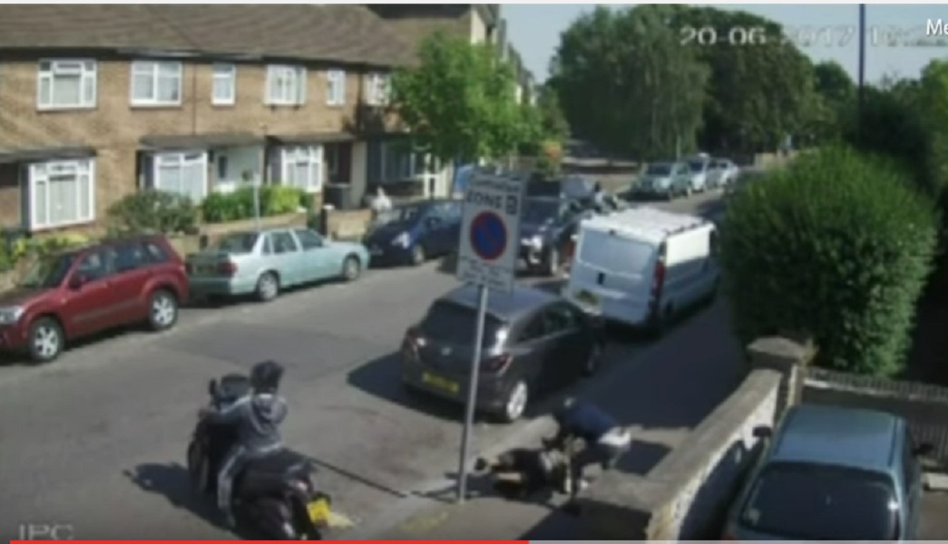 Londra, getta a terra una donna e le ruba la collana d'oro da 600 sterline