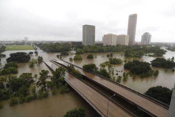 Houston, rischio esplosione in impianto chimico dopo il passaggio di Harvey