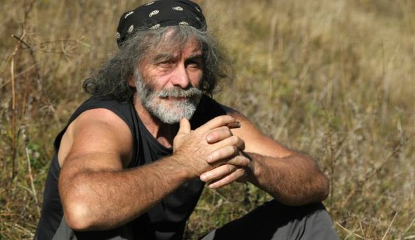 Mauro Corona: "Sono di sinistra, ma se uno entra in casa mia gli sparo"