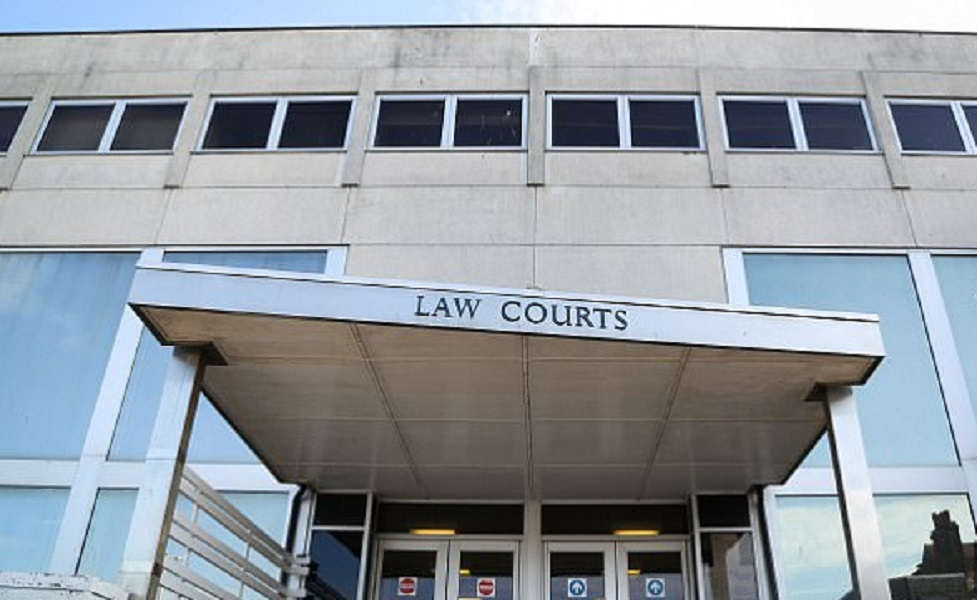 Fratello 12enne violenta ripetutamente la sorellina di 4 anni