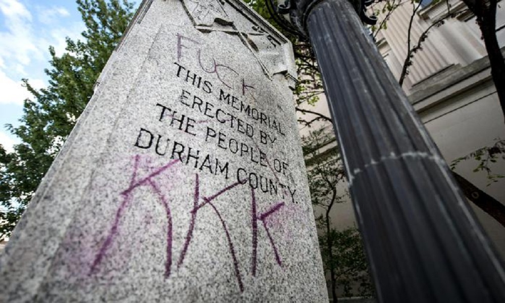 Dallas, violenti scontri durante una manifestazione: "Giù le statue dei sudisti"