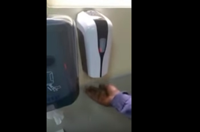 Dispenser razzista di sapone: se mette la mano un nero non esce niente. La denuncia di un dipendente di Facebook