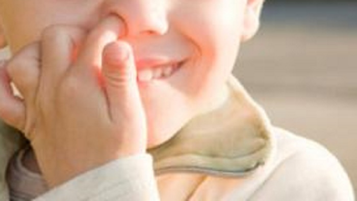 Mette le dita nel naso ma prima aveva toccato il giardino. E sul viso di Anita Clark infezione terribile