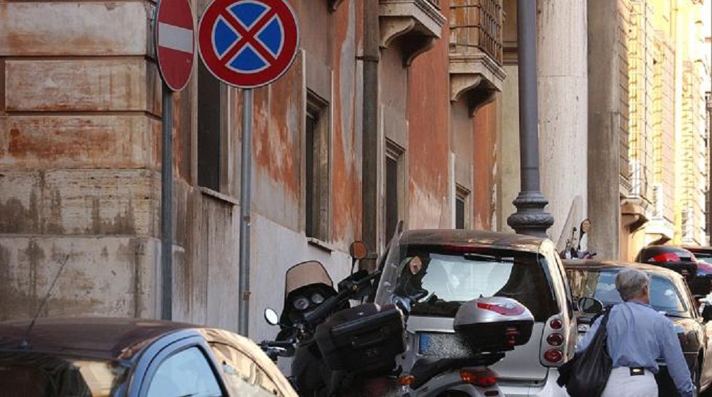 Biella, sindaco Marco Cavicchioli pubblica le foto delle auto in sosta vietata: Lega Nord protesta