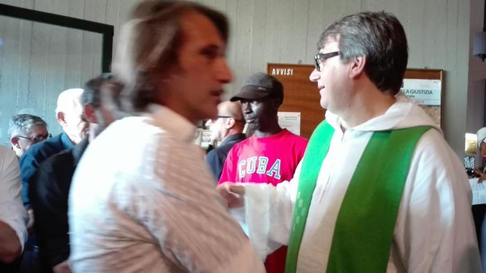 Don Biancalani, quello dei migranti, stringe la mano a Forza Nuova. Che "vigilava" sulla messa...