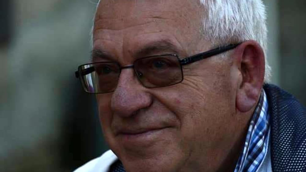 Don Franco De Donno lascia la tonaca e si candida a Ostia. CasaPound lo contesta all'ultima messa