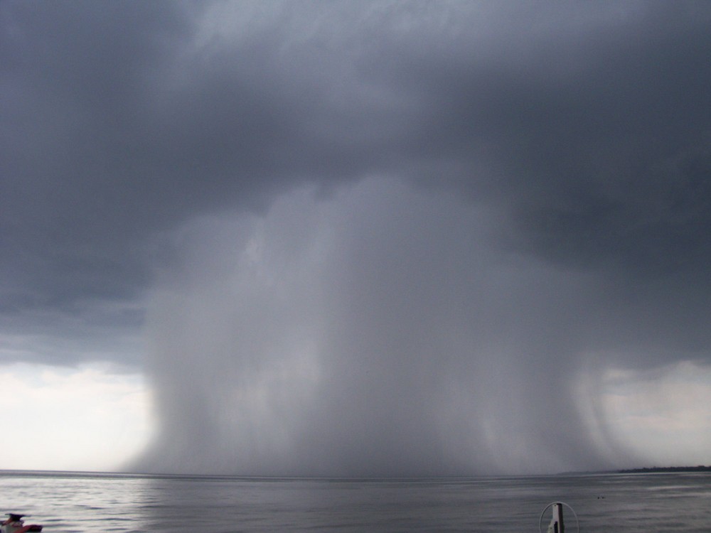 Downburst, la colonna d'aria fredda che precipita al suolo