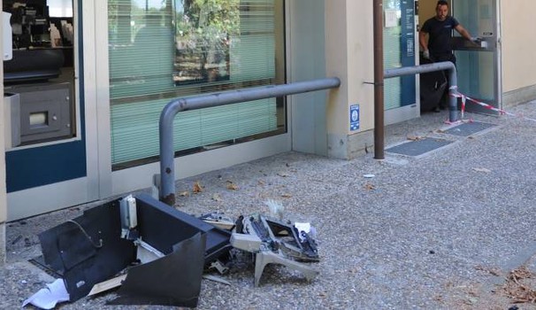 Baggiovara, ladri fanno esplodere bancomat: banconote volano per strada