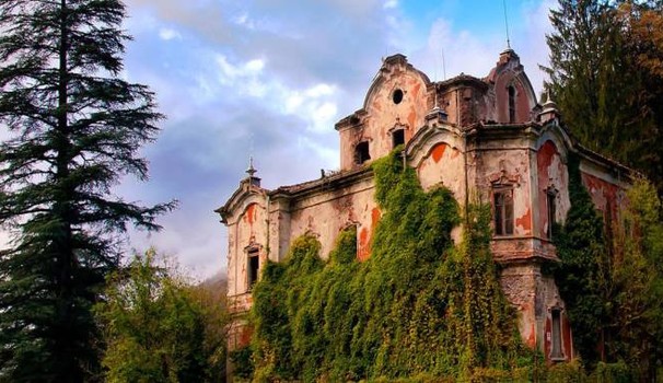 Cortenova, crolla scala in Villa de Vecchi: 17enne in ospedale