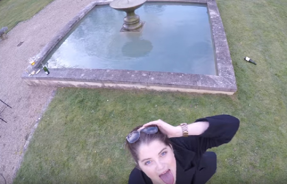 Fa la linguaccia al drone e non si accorge che... Finisce malissimo