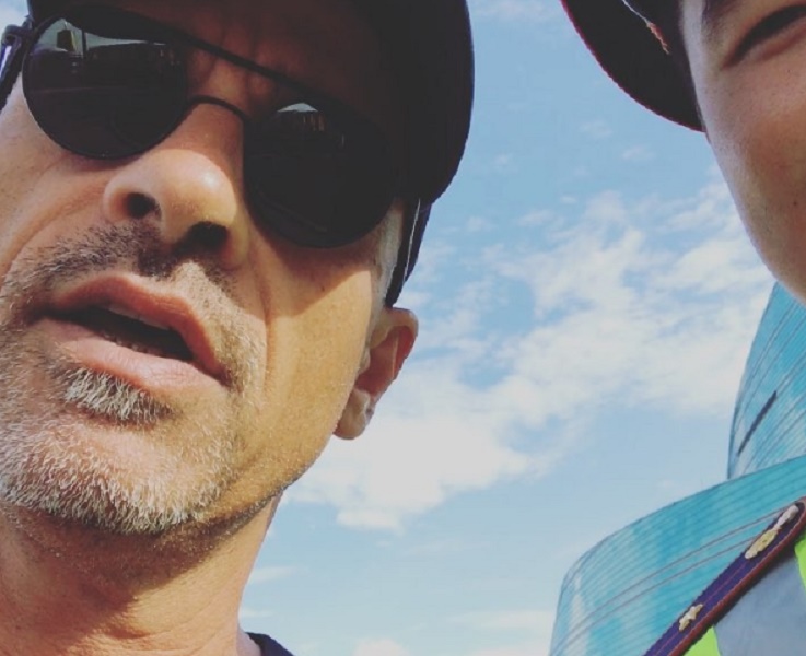 Eros Ramazzotti duetta col poliziotto in Kazakistan VIDEO: "Gli ho dovuto cantare una canzone, sennò..."