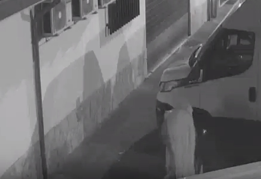 Piromane "fantasma" dà fuoco ai furgoni: il lenzuolo per coprirsi il volto prende fuoco