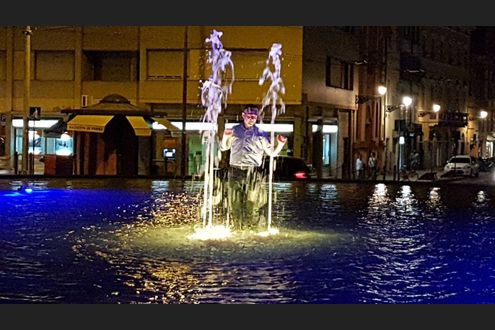 Federico Pizzarotti, tuffo nella fontana a Parma e...si fa multare dai vigili