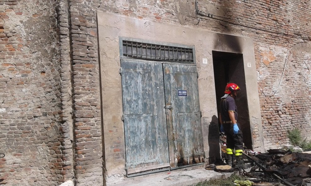 Ferrara, va a morire davanti al suo negozio. La commerciante: scansate cadavere, devo aprire