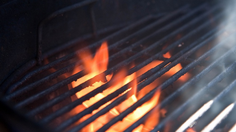 Cascina (Pisa), Beniamoni Gennai avvolto dalle fiamme del barbecue muore per le ustioni