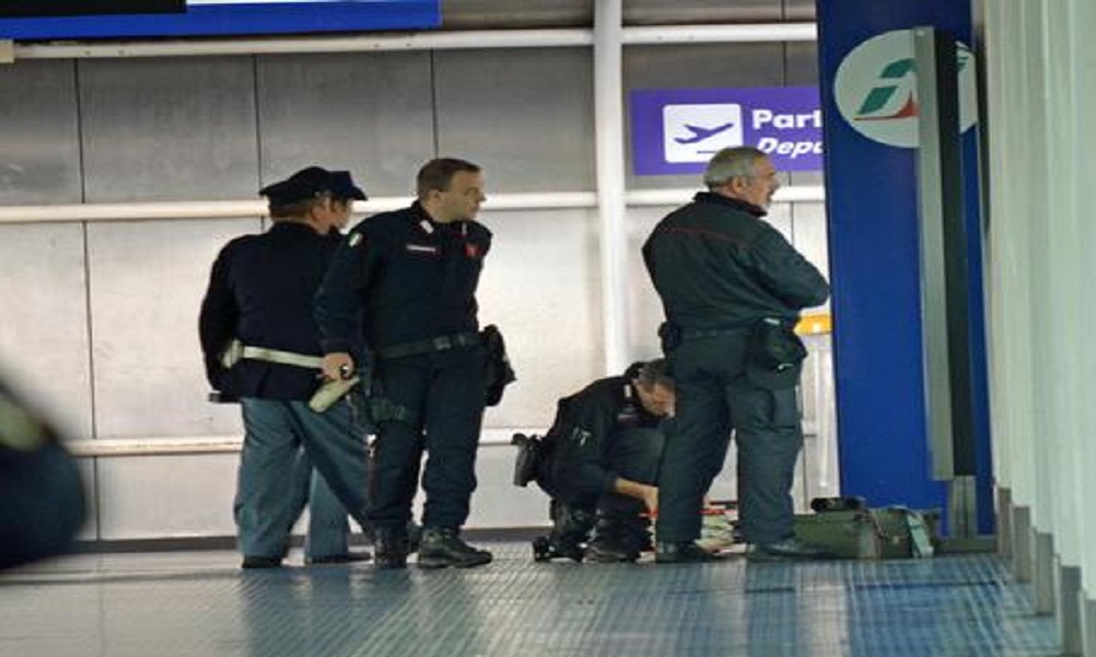 Aeroporto di Fiumicino, allarme per cassetta metallica abbandonata: artificieri la fanno brillare (foto Ansa)