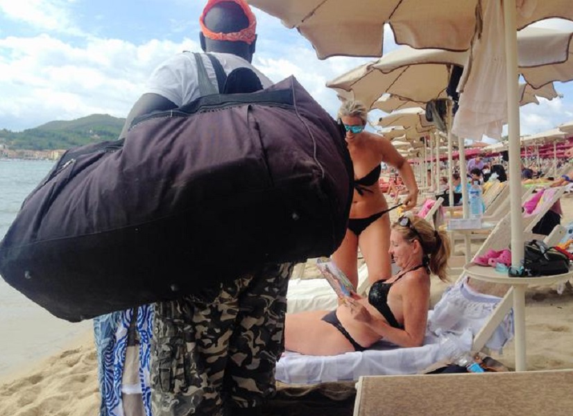 Chioggia, venditore abusivo tenta di strozzare carabiniere