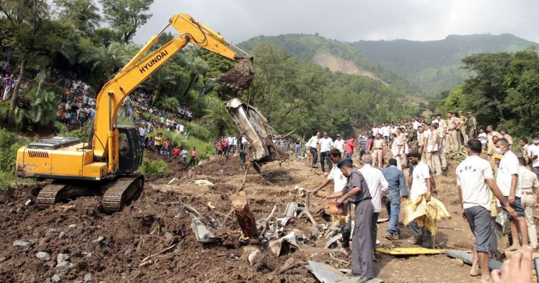 YOUTUBE India, mega frana travolge due bus: 51 morti, dopo tre giorni si scava ancor