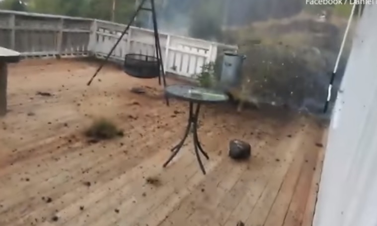 YOUTUBE Riprende la tempesta: il fulmine cade sulla sua terrazza