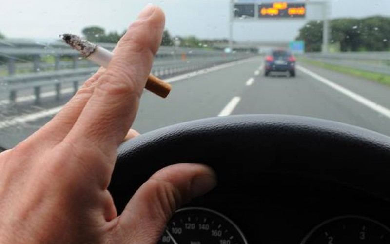 Trieste, fuma in auto con il figlio piccolo: multa da 110 euro