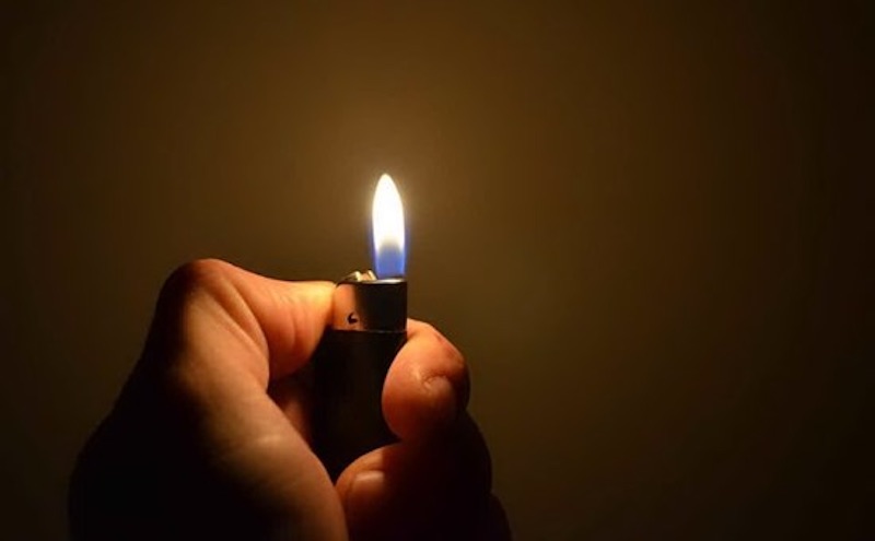 YOUTUBE Trapani, Giuseppe Barraco tenta di dare fuoco alla vicina: lei l'aveva querelato...