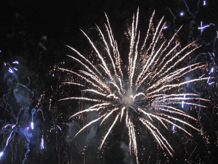 Como, madre e figlio feriti da fuoco artificio sparato ad altezza d'uomo durante sagra