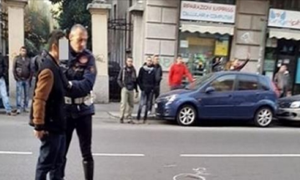 Milano, ciclista travolto da un furgone. Passeggero poi accoltellato per vendetta