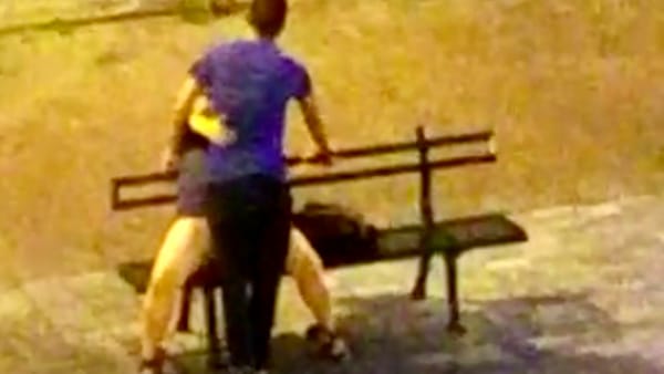 Genova, coppia ha un rapporto in piazza. Residenti: "Basta non ne possiamo più"