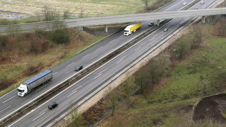 Si lancia dal ponte e sfonda parabrezza auto che sta passando: morto conducente