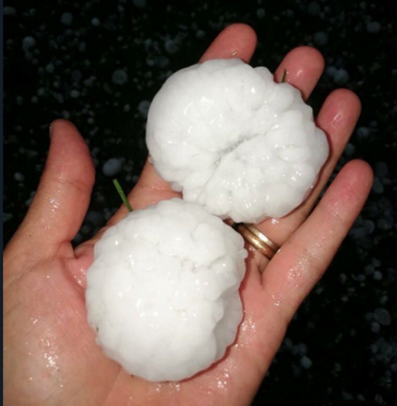 YOUTUBE Violenta grandinata su lago di Garda: chicchi come palline da tennis