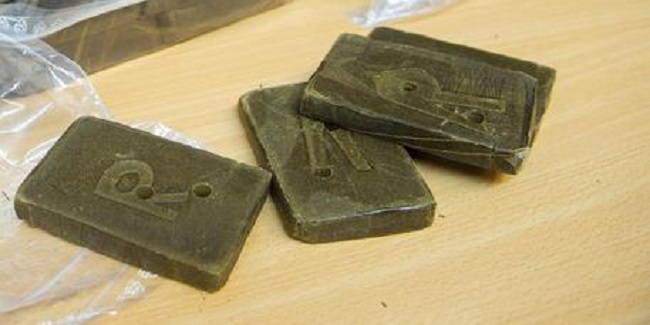 Ostia: entra nel market e pesa un panetto di hashish al reparto frutta, arrestato