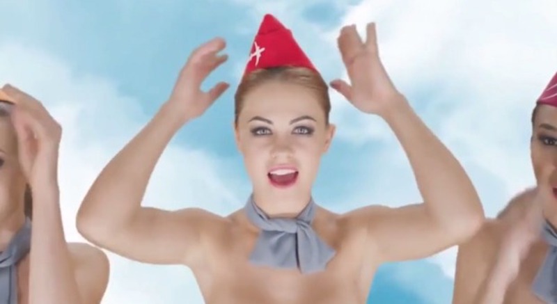YOUTUBE Hostess nude nello spot kazako. Dopo lo scandalo la compagnia spoglia anche i piloti